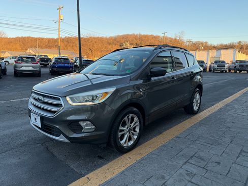 Used 2017 Ford Escape SE w/ Equipment Group 201A image 4