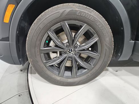 Certified 2024 Volkswagen Tiguan SE w/ Panoramic Sunroof Package image 30