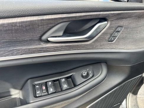 Used 2022 Jeep Grand Cherokee L Limited w/ Luxury Tech Group II image 21