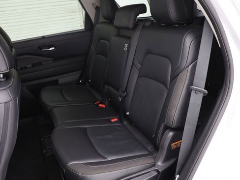 Used 2023 Nissan Pathfinder SL image 11