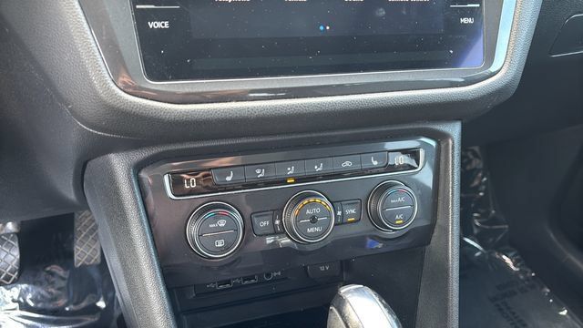 Used 2020 Volkswagen Tiguan SE w/ Panoramic Sunroof Package FWD image 31