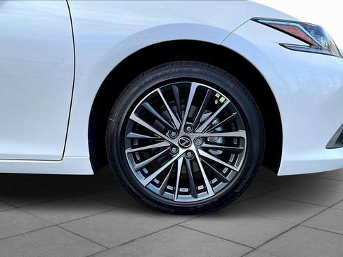 Used 2025 Lexus ES 300h w/ Premium Package image 9