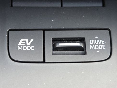 Used 2021 Toyota Venza LE AWD/4WD image 5