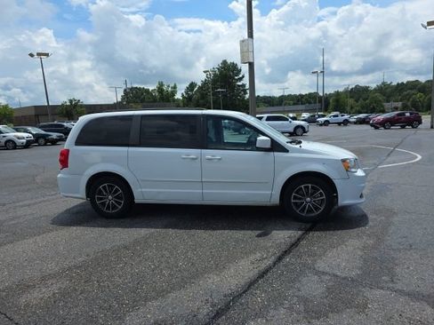 Used 2016 Dodge Grand Caravan SXT FWD image 2
