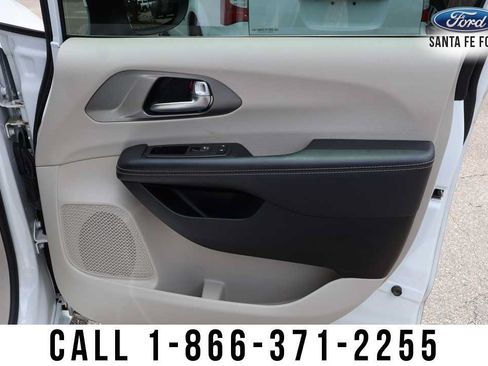 Used 2023 Chrysler Pacifica Touring-L FWD image 27