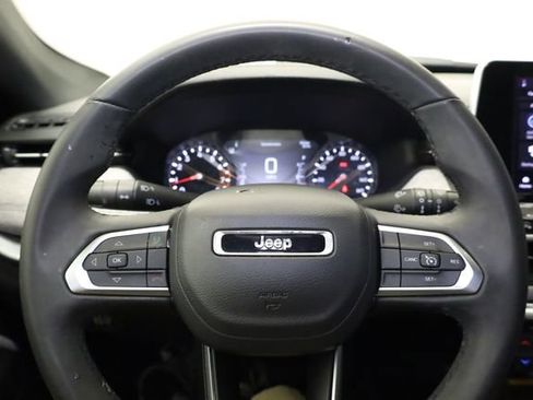 Used 2025 Jeep Compass Latitude AWD/4WD image 18