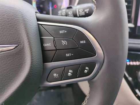 Used 2023 Chrysler Pacifica Touring-L image 24