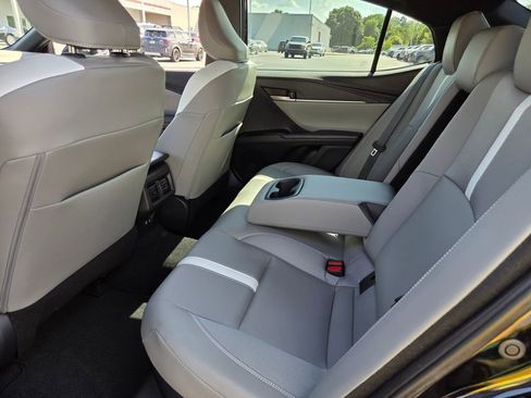 Used 2025 Toyota Camry SE FWD image 6
