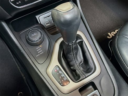 Used 2015 Jeep Cherokee Limited image 15