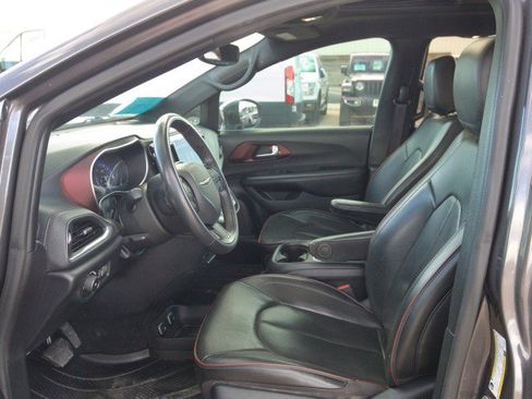Used 2020 Chrysler Pacifica Limited FWD image 15