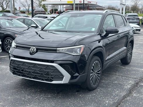 Used 2025 Volkswagen Taos SE image 3