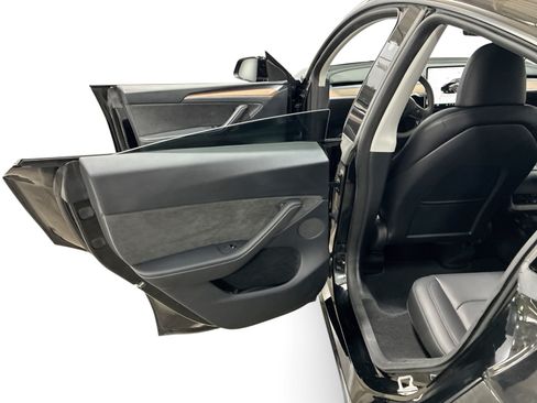 Certified 2023 Tesla Model Y Long Range AWD/4WD image 10