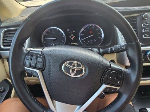 Used 2019 Toyota Highlander XLE AWD/4WD image 33