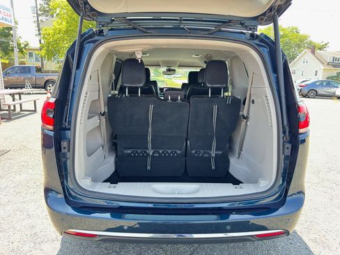 Used 2023 Chrysler Pacifica Touring-L FWD image 37