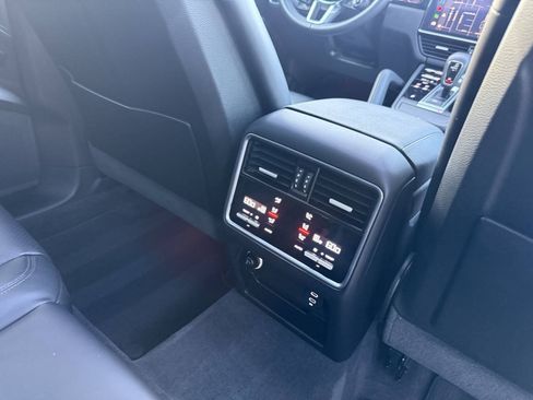 Used 2023 Porsche Cayenne AWD/4WD image 17