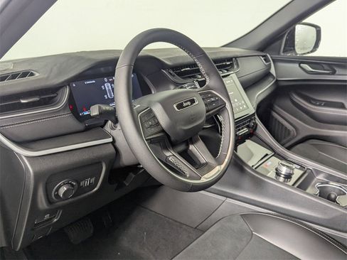 New 2025 Jeep Grand Cherokee Altitude image 11