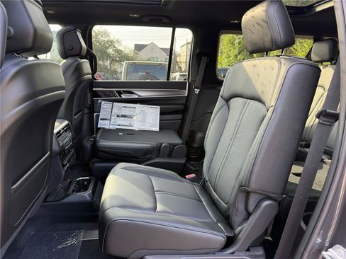 New 2025 Jeep Wagoneer L Series II AWD/4WD image 18