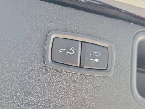 Certified 2025 Porsche Macan AWD/4WD image 18
