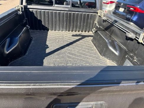 Used 2017 Toyota Tacoma SR5 w/ Tow Package RWD image 7