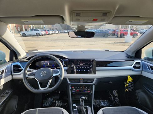 New 2026 Volkswagen Taos SE image 13
