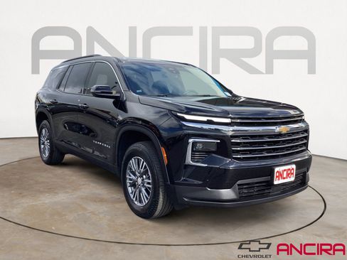 Used 2025 Chevrolet Traverse LT FWD image 1