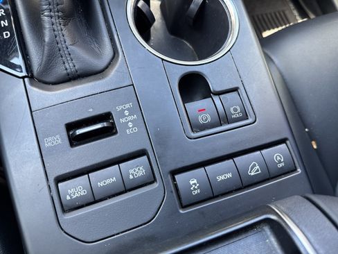 Used 2020 Toyota Highlander XLE AWD/4WD image 21
