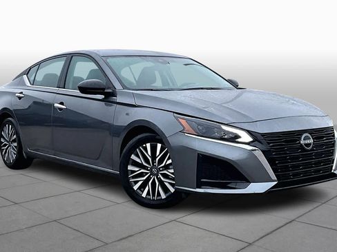 Used 2025 Nissan Altima 2.5 SV image 2