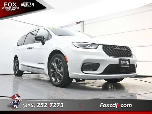 Used 2023 Chrysler Pacifica Touring-L w/ Road Tripper Package AWD/4WD image 19