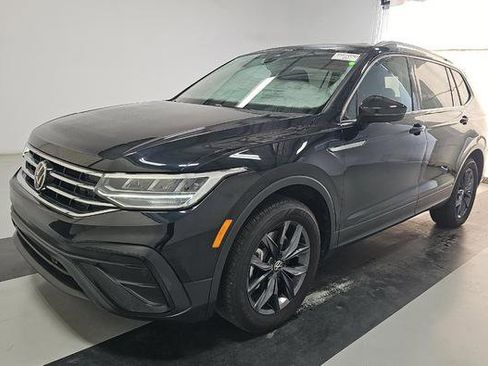 Used 2023 Volkswagen Tiguan SE FWD image 1
