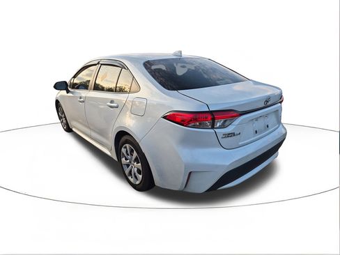 Used 2022 Toyota Corolla LE image 3