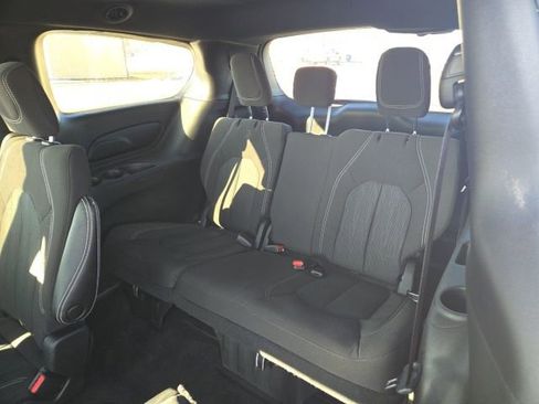 Used 2022 Chrysler Pacifica Touring image 8