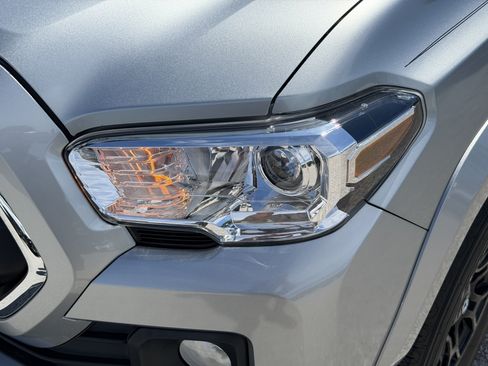Used 2022 Toyota Tacoma SR5 w/ Technology Package RWD image 9
