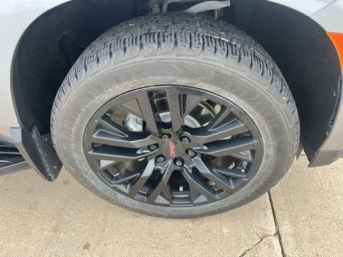 Used 2023 GMC Yukon XL SLT image 55