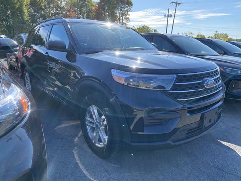 Used 2022 Ford Explorer XLT image 2