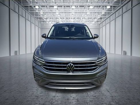 Used 2022 Volkswagen Tiguan SE w/ Panoramic Sunroof Package FWD image 7