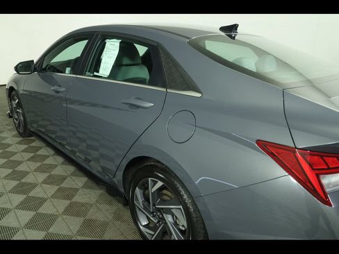 Used 2025 Hyundai Elantra Limited FWD image 18