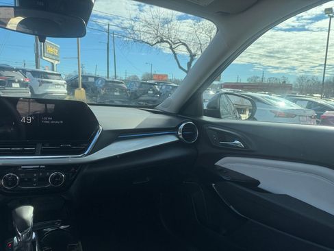 Used 2025 Chevrolet Trax LT image 29