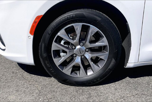 Used 2023 Chrysler Pacifica Pinnacle FWD image 8