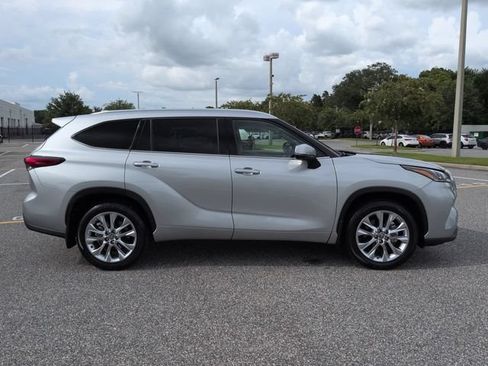 Certified 2023 Toyota Highlander Limited FWD image 3