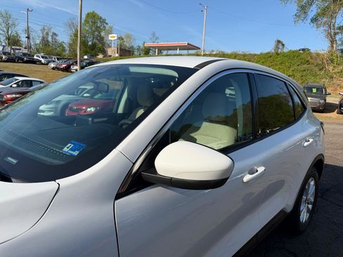 Used 2021 Ford Escape SE image 10