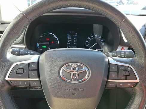 Used 2024 Toyota Sienna XLE image 19