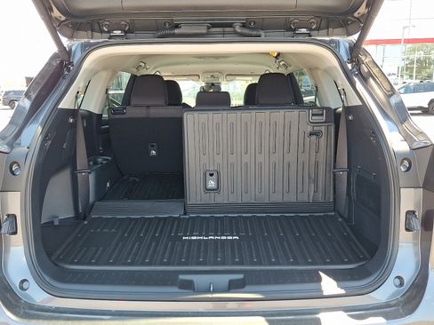 Used 2025 Toyota Highlander LE AWD/4WD image 28