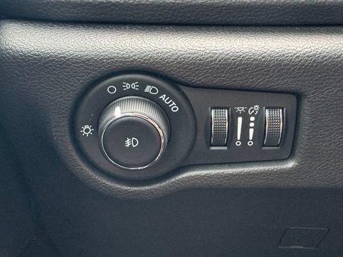 Used 2025 Chrysler Pacifica Limited FWD image 32
