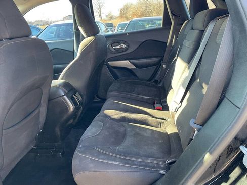 Used 2017 Jeep Cherokee Latitude w/ Comfort/Convenience Group image 9