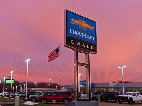 Certified 2025 Chevrolet Traverse LT w/ Midnight/Sport Edition image 9