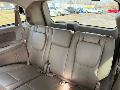 Used 2013 Chrysler Town & Country Touring FWD image 21