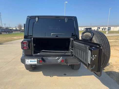 Used 2018 Jeep Wrangler Unlimited Sahara image 13