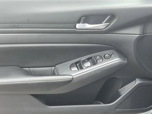 Used 2025 Nissan Altima 2.5 SV FWD image 13