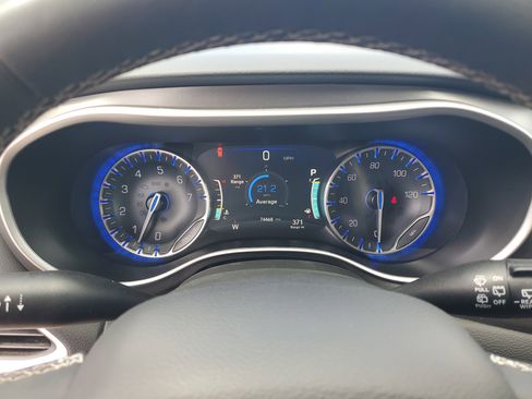 Used 2024 Chrysler Pacifica Touring-L FWD image 19