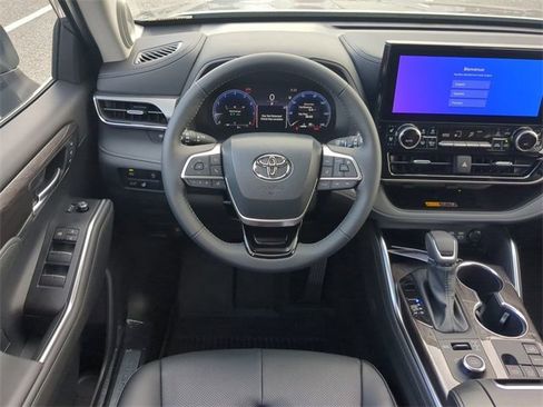 New 2026 Toyota Highlander Limited image 16